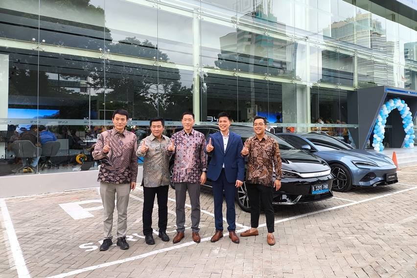 Diler BYD Harmony Slipi