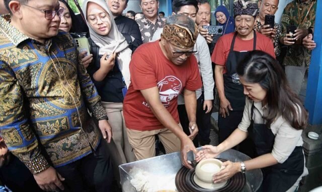 Menkondigi-Keramik-Dinoyo.jpg