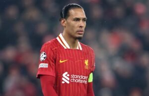 Agen Virgil Van Dijk melihat dengan direktur Liverpool saat negosiasi kontrak berlanjut
