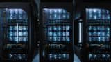 Koridor besar dengan superkomputer di pusat data ruang server.