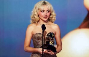 Sabrina Carpenter Kenang Pengalaman Bernyanyi Happy Birthday di Pub Lokal