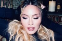 Madonna Tampil Seksi dalam Lingerie Pink untuk Promosi Rilis Ulang Album Ikoniknya