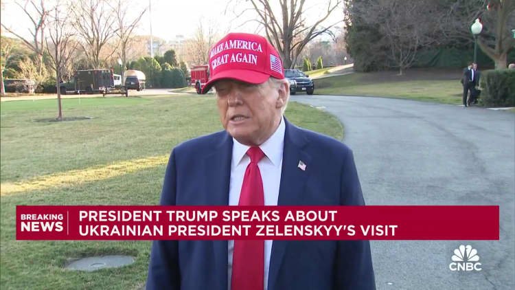 Pres. Trump berbicara kepada wartawan setelah pertemuan yang panas dengan Zelensky dari Ukraina