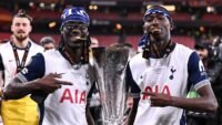 Pesta Pemain Tottenham sepanjang malam setelah kemenangan trofi pertama dalam 17 tahun