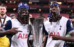 Pesta Pemain Tottenham sepanjang malam setelah kemenangan trofi pertama dalam 17 tahun