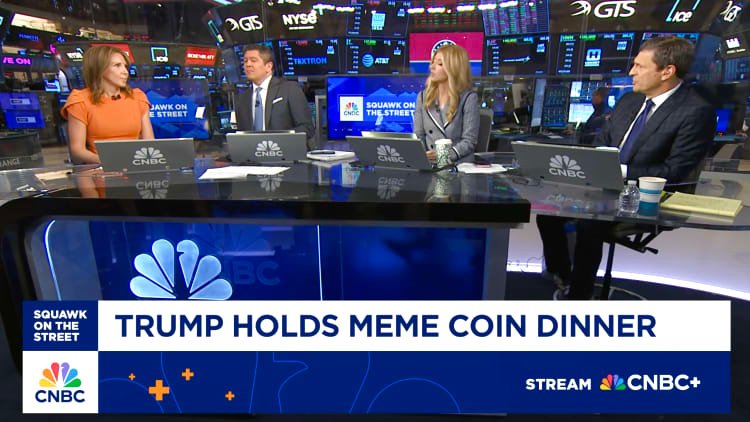 Presiden Trump memegang meme -munt datee