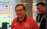 Pramono Nonton Persija, Tapi Pulang Saat Laga Dihentikan Akibat Flare