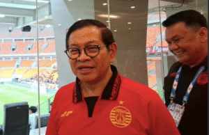 Pramono Nonton Persija, Tapi Pulang Saat Laga Dihentikan Akibat Flare