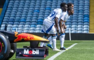 Leeds United Players Race F1 Car di Elland Road pitch dengan hasil yang mengejutkan