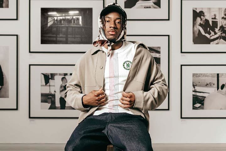 Chelsea Noni Madueke mencontoh kemeja tandang klub dalam bidikan mode.