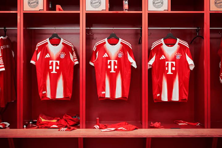 Kemeja rumah Bayern 2025/26.