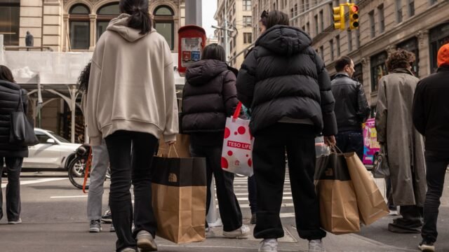 108153306-1748877296748-gettyimages-2206476103-US_CONSUMER_CONFIDENCE.jpeg