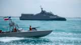 Martir Angkatan Laut IRGC, kapal perang Hassan Bagheri dan kapal kecepatan IRGC berlayar di sepanjang Teluk Persia selama parade laut IRGC, yang memperingati Hari Nasional Golf Persia, dekat pembangkit listrik tenaga nuklir Bushehr di kota pelabuhan Bushehr, provinsi Bushehr.