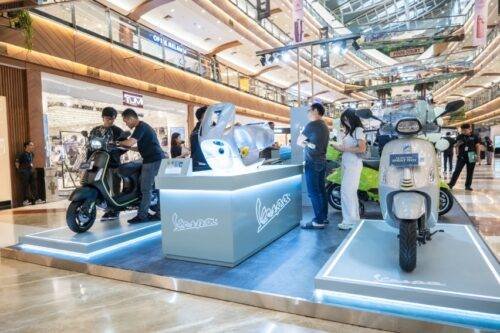 1749601815_Vespa-Mall-Exhibition-PIM-2-1-500x333.jpeg Rayakan 79 Tahun, Vespa Hadirkan Tiga Model Baru di PIM 2