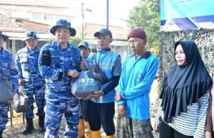 TNI AU Peduli,Lanud Husein Sastranegara Salurkan Ratusan Paket Sembako untuk Warga Bandung