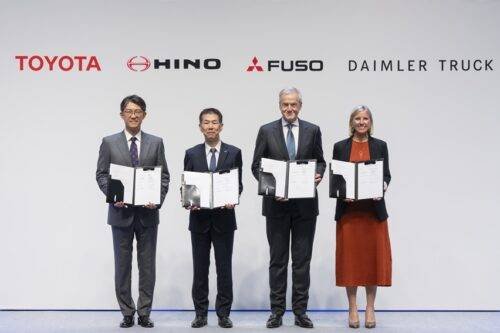 Daimler-x-Toyota-merger-Mitsubishi-Fuso-dan-Hino-1-500x333.jpg Daimler dan Toyota: Resmi Sepakat Merger Mitsubishi Fuso dengan Hino