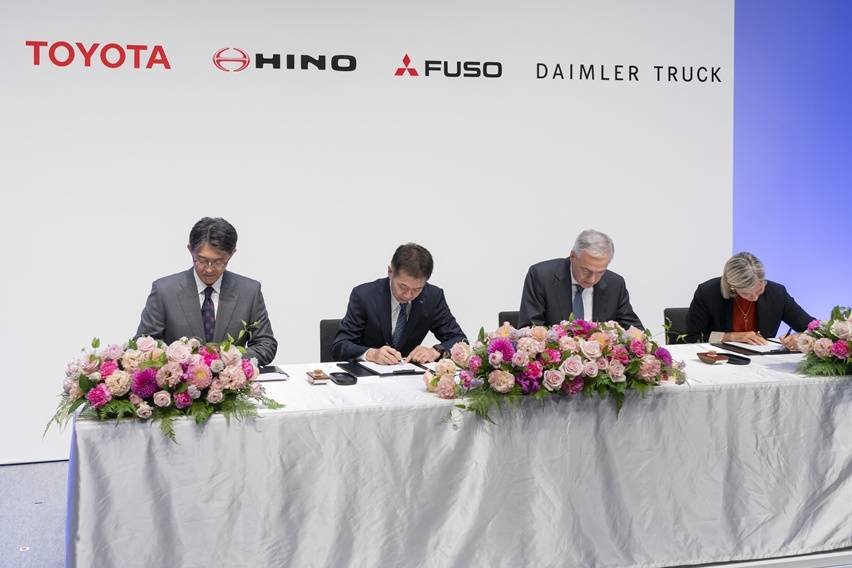 Daimler dan Toyota sepakat merger Fuso dan Hino