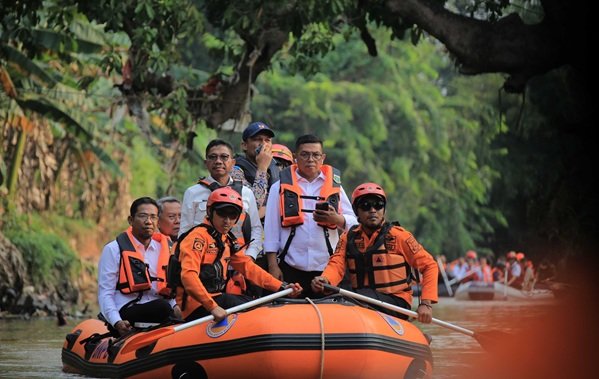 53445susuri-kali-angke-tiga-kepala-daerah-inventarisir-titik-rawan-banjir-di-tangerang-raya-53445