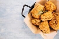 8 Makanan yang Perlu Dihindari Saat Tenggorokan Sakit