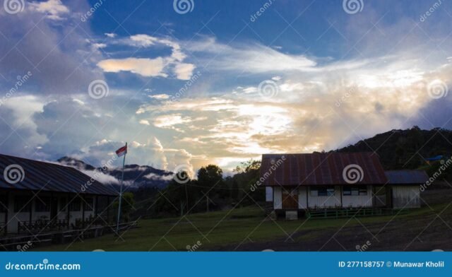 foto-sekolah-sd-dan-smp-di-daerah-pedalaman-papua-277158757.jpg