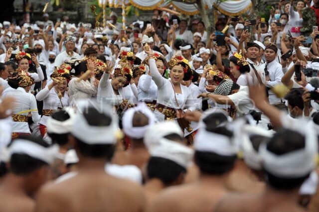 tradisi-aci-tabuh-rah-pengangon-di-bali-12f89-dom.jpg