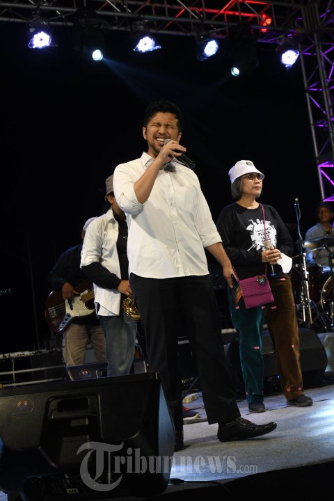 wagub-jatim-emil-dardak-bernyanyi-di-tanjung-perak-jazz-2022_20220603_124543.jpg