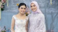 Kisah Haru Alya Rohali Saat Mendampingi Putrinya Menikah dan Pesan Ini untuk Menantu