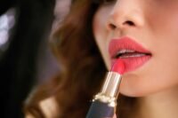 7 Cara Memilih Lipstik yang Tepat untuk Warna Kulit dan Gaya Riasan