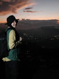 10 Foto Natasha Rizky Mendaki Gunung Batur Bersama Teman, Seru!