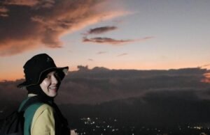 10 Foto Natasha Rizky Mendaki Gunung Batur Bersama Teman, Seru!