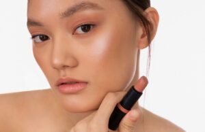7 Cara Cari Warna Lipstik Nude yang Sempurna untuk Kulit Sawo Matang