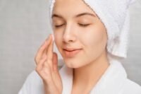 7 Langkah Perawatan Kulit Pagi dan Malam yang Efektif dan Menenangkan untuk Atasi Bintik Matahari