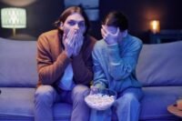 Orang Takut Sendirian Usai Nonton Film Horor Tunjukkan 7 Ciri Kepribadian Ini, Kata Psikologi