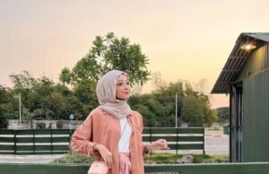 Gaya Modis dengan Jilbab Warna Nude