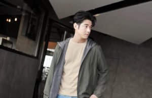 7 Inspirasi Gaya Layering ala Aktor Mario Maurer, Pria Santai Berkilau!