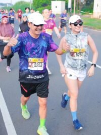 8 Foto Chelsea Olivia Lari Maraton Bersama Ayah, Kompak!