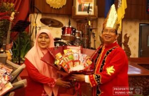 Perempuan Pasuruan Jadi Sorotan Juara Lomba HUT RI dengan Gaun dari Sayuran