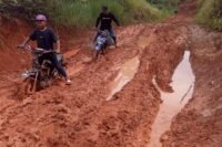 Derita Warga Kaur: Jalan Berlumpur, Ekonomi Tumbang, Warga Sakit Harus Ditandu