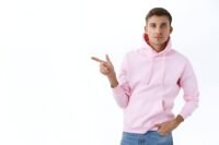 7 Tips Pria Tetap Maskulin dengan Baju Pink, Stylish!