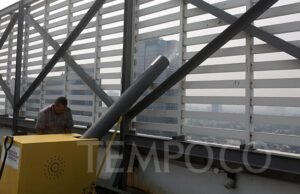 Redam Polusi, DLH Jakarta Semprotkan 4.000 Liter Kabut Air