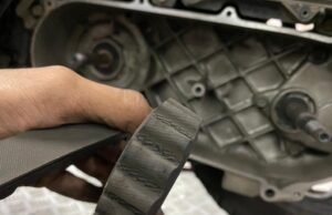 Ini Sebabnya Bagian Bawah CVT Motor Matic Berwarna Hitam