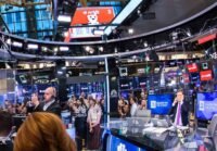 Wall Street Volatil, Investor Antisipasi Laporan Ritel dan Kebijakan The Fed