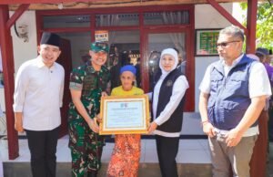 Tinjau Program Bedah Rumah di Jember, Gubernur Khofifah Pastikan Pasca Renovasi Rumah Aman, Layak Huni, dan Bersanitasi Baik