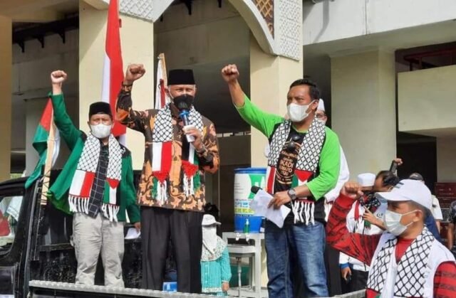 gubernur-sumbar-mahyeldi-ansharullah-memberikan-dukungan-dengan-mengibarkan-bendera_210523143455-229.jpeg