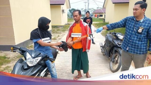 rekonstruksi-adegan-kasus-pembunuhan-wanita-hamil-di-kubu-raya-kalbar_169.jpeg