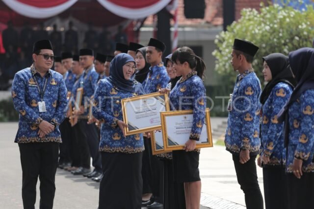upacara-peringatan-hut-ke-52-korpri-di-jawa-timur-1988x-dom.jpg