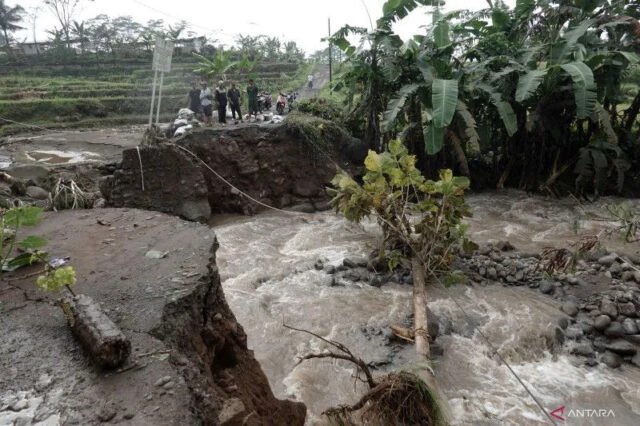 warga-melihat-jembatan-yang-ambrol-diterjang-banjir-bandang-yzk1.jpg