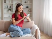 7 Cara Mengenali Perasaan Seseorang yang Malu Menghubungimu