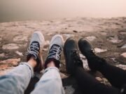 5 Perbedaan Sepatu Casual dan Sneaker yang Penting Diketahui!