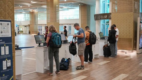 Petugas Bandara Ngurah Rai Bisa Berkomunikasi dengan Bahasa Isyarat